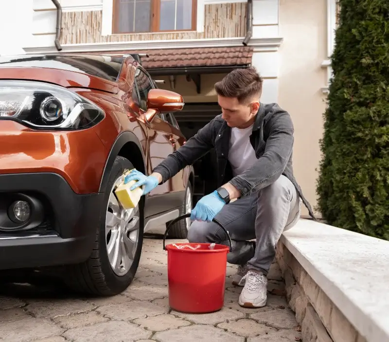 Lavage auto à domicile Réaup-Lisse : professionnel intervenant sur un véhicule